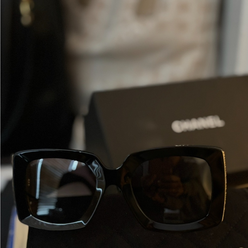 CHANEL Elegant Black Sunglasses Full inclusion with COA - Picture 8 of 16